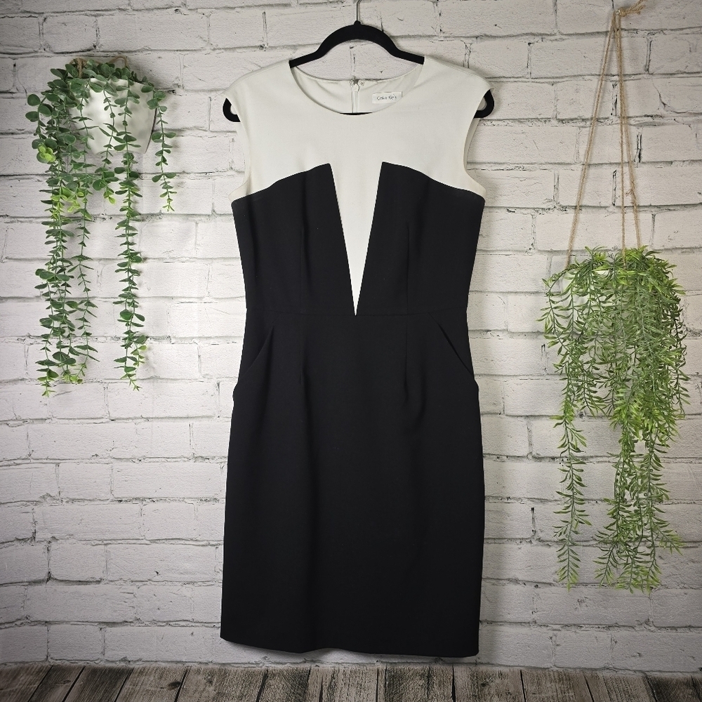 Calvin Klein Black and White Sheath Mini Dress, V-neck, Pockets Size 6 Euc